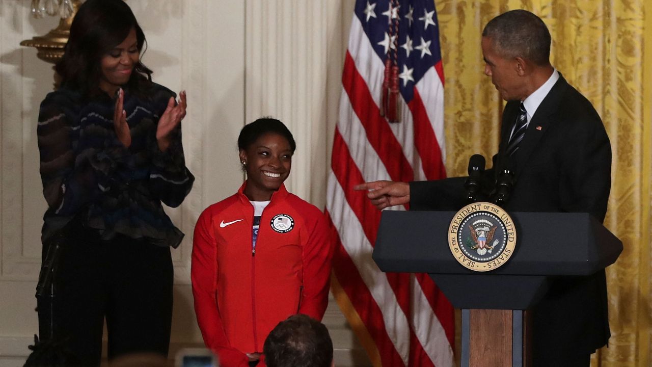 La multimillonaria demanda de una leyenda de la gimnasia al FBI de Estados Unidos