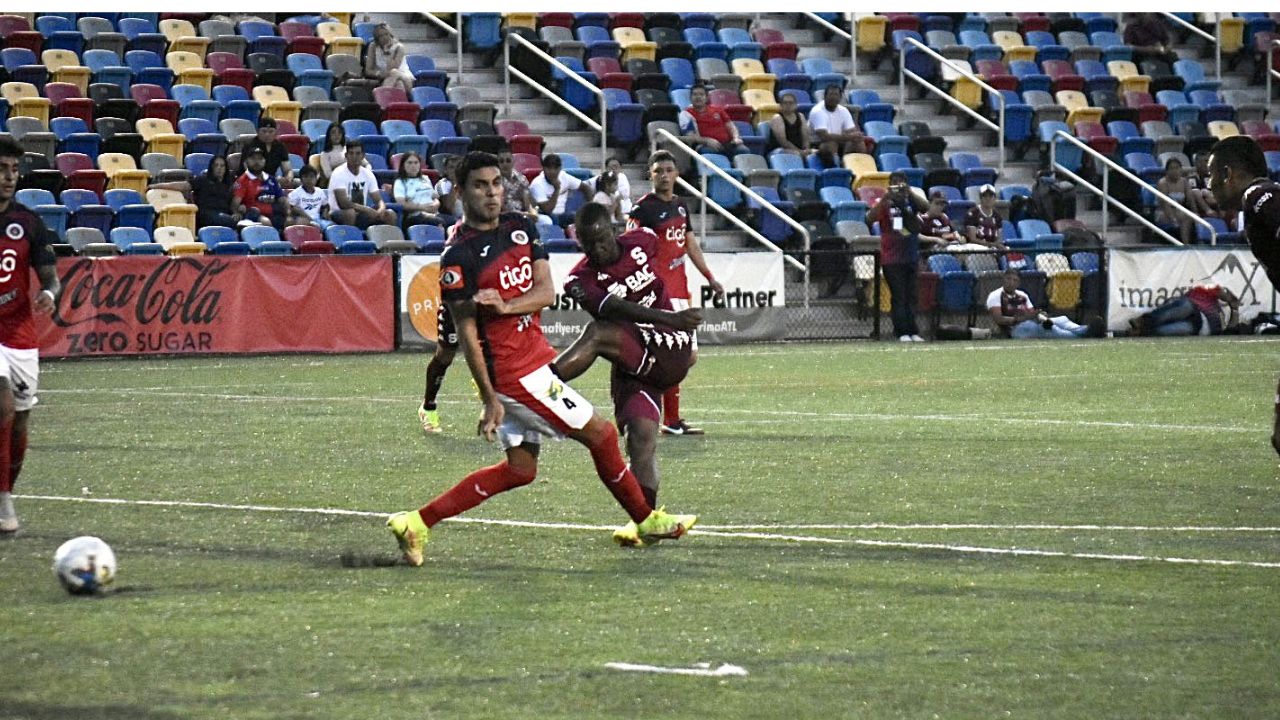 Darixon Vuelto anota golazo con el Saprissa ante el FAS de El Salvador