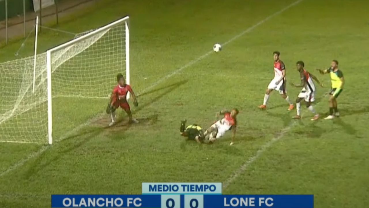La jugada de penal que no fue sancionada por Said Martínez en favor de Olancho FC
