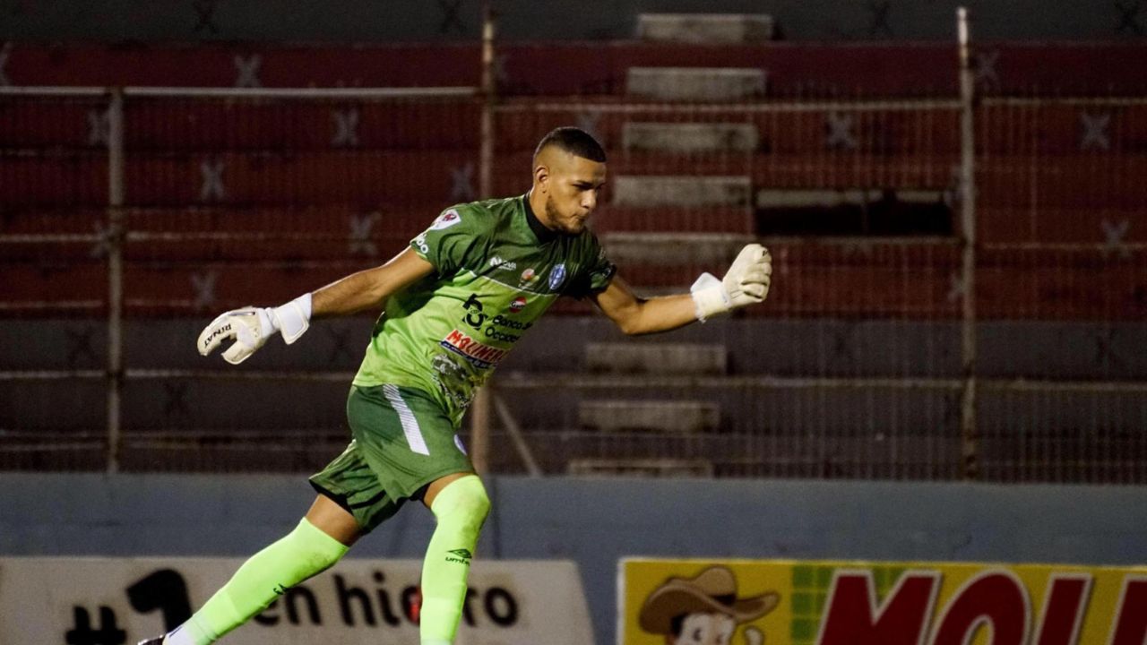 Portero del Victoria se queda en Estados Unidos tras gira y renuncia al fútbol