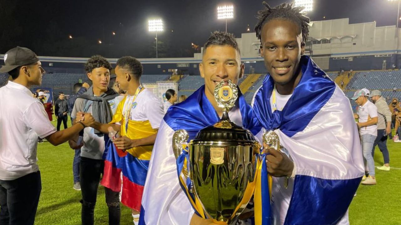 Rubilio Castillo y Kevin López tendrían un pie fuera del Comunicaciones tras título de Liga