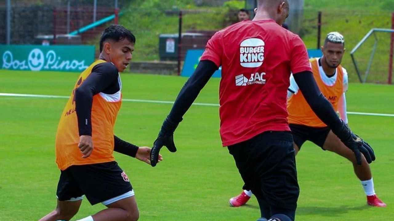 Alex López se presenta a la pretemporada del Alajuela tras llegada de Fabián Coito