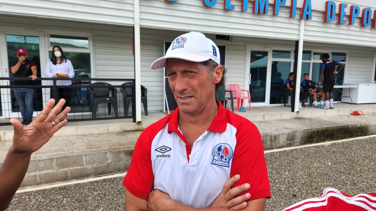 Pedro Troglio se defiende de quienes dicen que Olimpia juega 'al pelotazo'