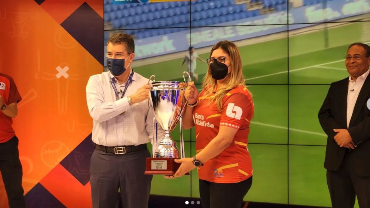 Presidente del Olimpia recibió en sus manos el trofeo de la Donosti Cup