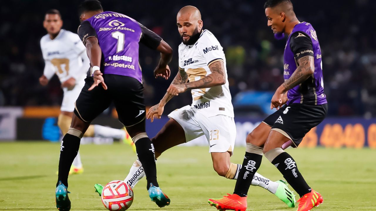En México alucinan con el debut de Dani Alves en Pumas y con su gesto de humildad tras el juego