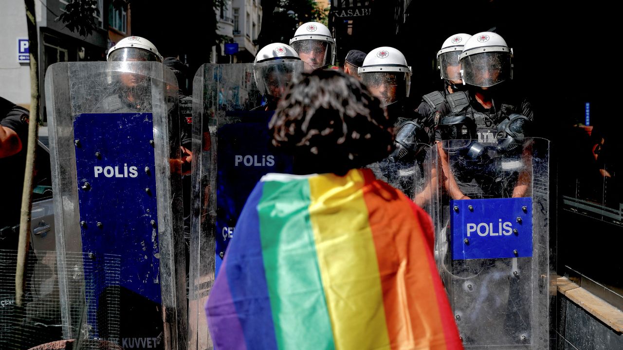 ¿Está prohibida? Qatar aclara si impondrá penas de cárcel por mostrar la bandera gay en el Mundial