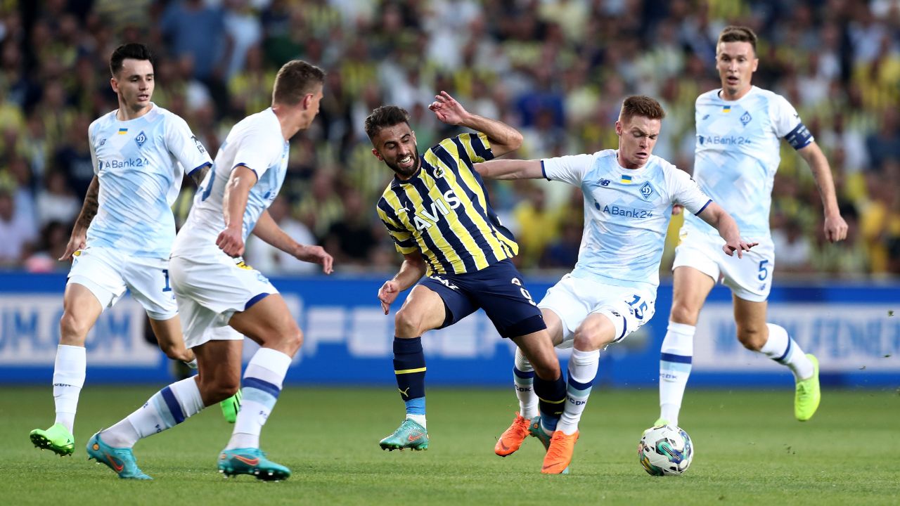 La UEFA investigará cánticos ofensivos de la guerra de hinchas del Fenerbahce contra equipo ucraniano