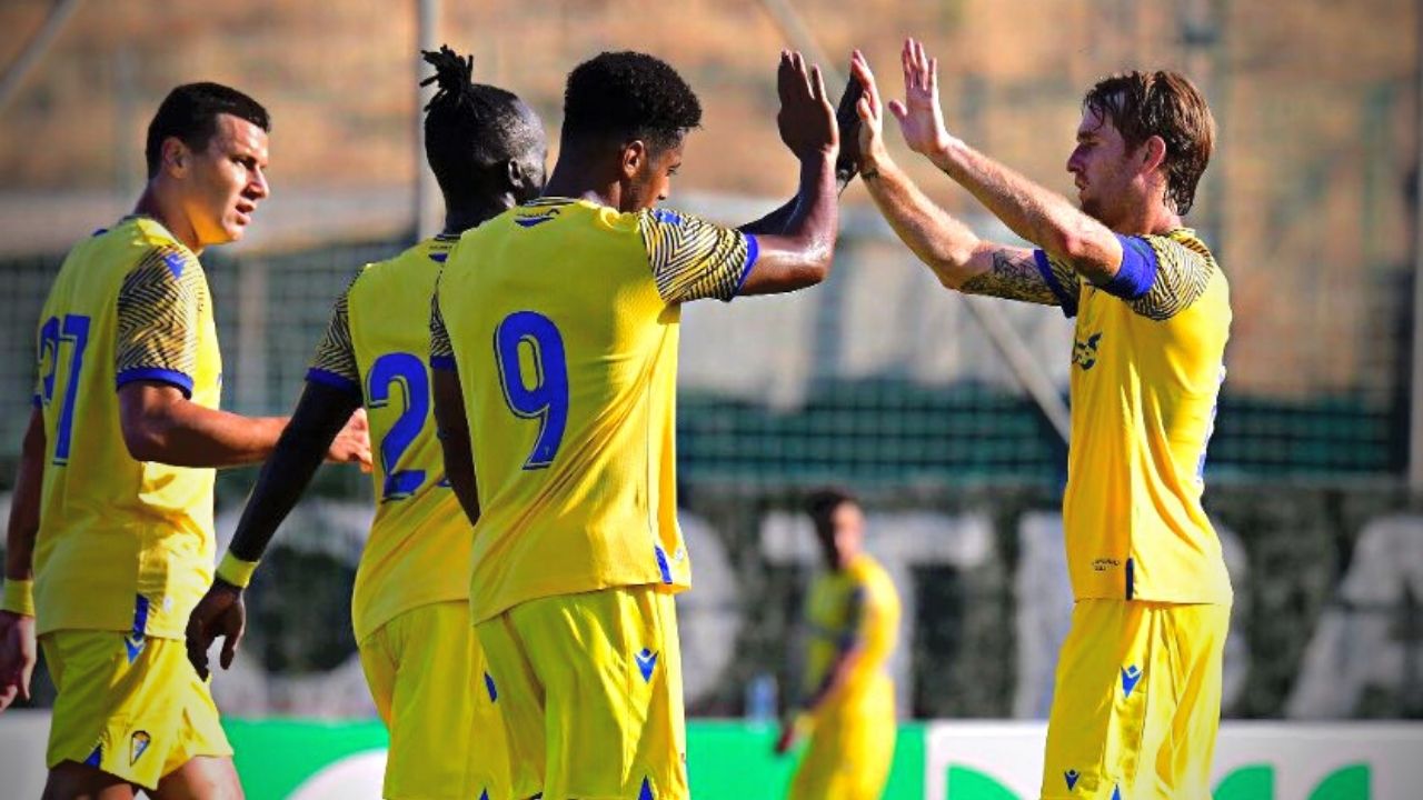 Choco Lozano anota su segundo gol con el Cádiz en pretemporada contra club histórico de España