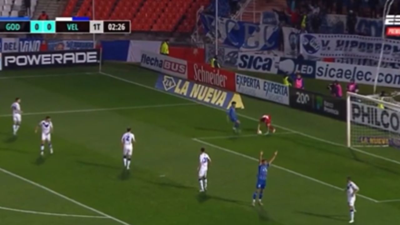 El infantil error de un guardameta que terminó en gol en la Liga Argentina
