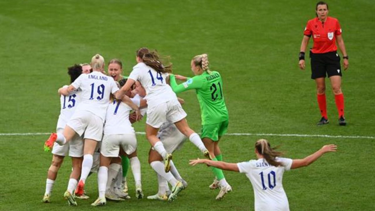 Inglaterra se impone a Alemania en la final de Wembley y conquista su primera Eurocopa