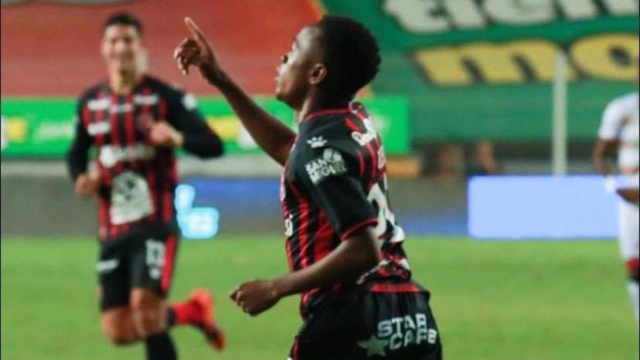 Bryan Félix anota un golazo que podría ser de sus últimos con el Alajuela
