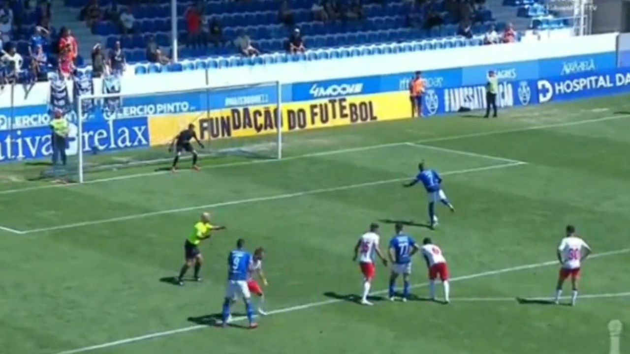 La curiosa manera de cobrar un penal en la segunda división en Portugal