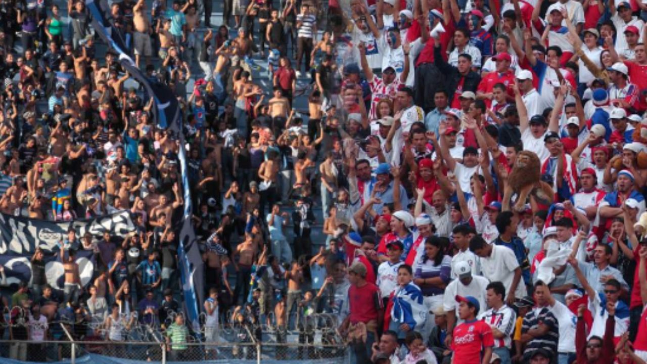 Motagua toma dura determinación con la barra de Olimpia y enumera prohibiciones para el Superclásico