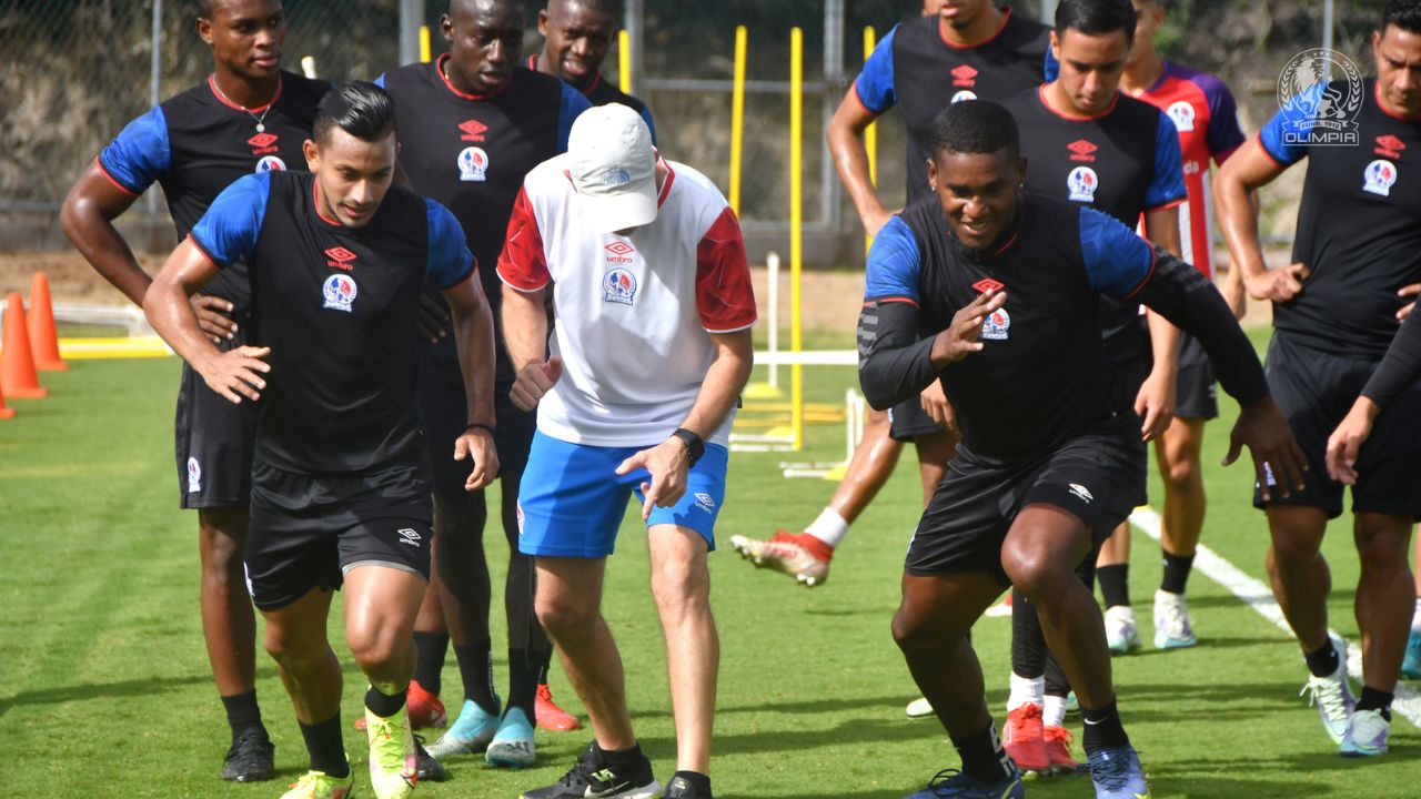 Beckeles: "El ADN de Troglio es tener un equipo con muchos huevos"
