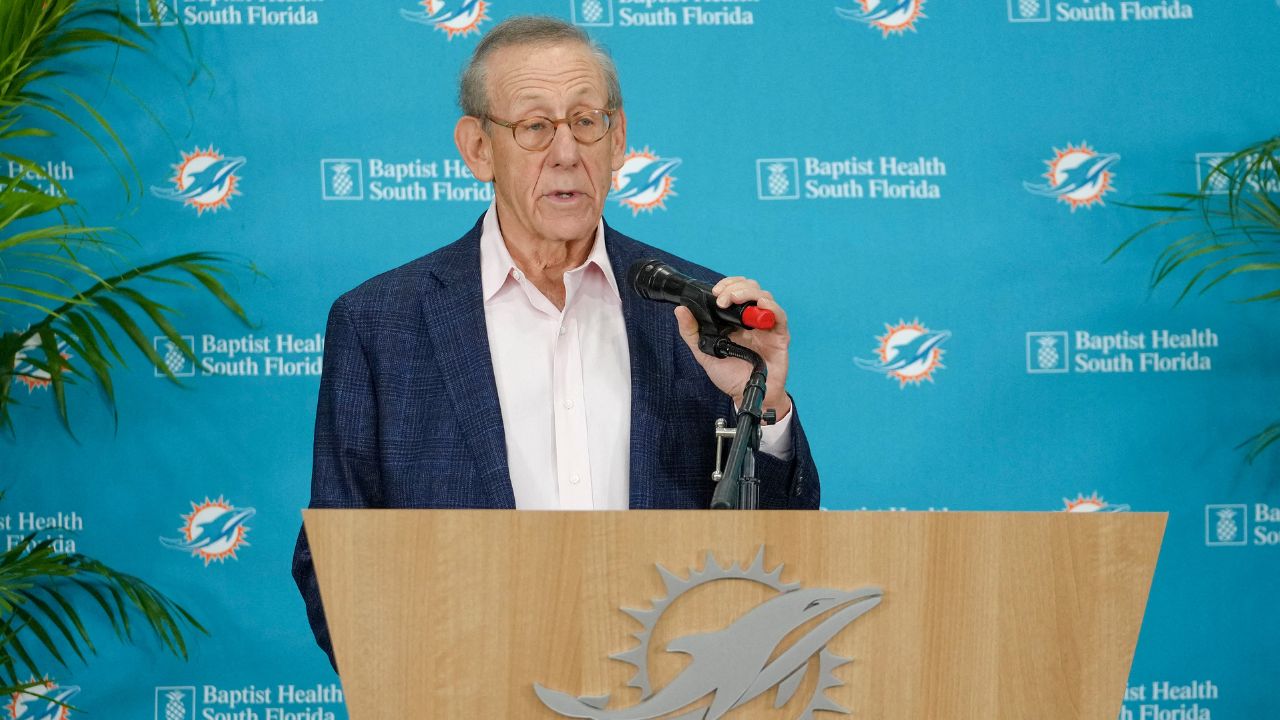Dueño de Dolphins es suspendido un año y multado  tras denuncia del entrenador hondureño Brian Flores