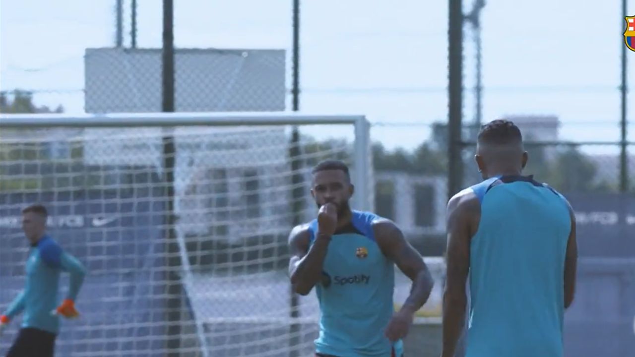 Memphis Depay se rinde ante Raphinha tras golazo durante el entrenamiento del Barcelona