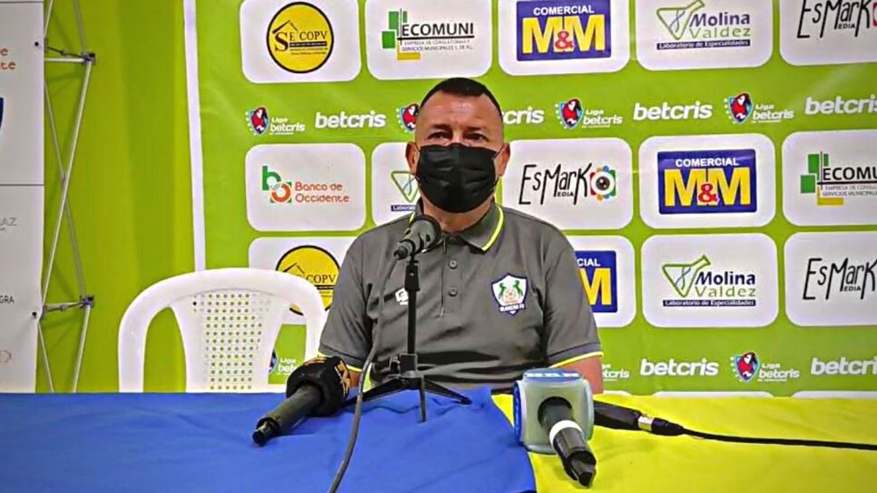 Entrenador de Olancho FC se frustra y lanza fuerte crítica al arbitraje tras el juego ante Motagua