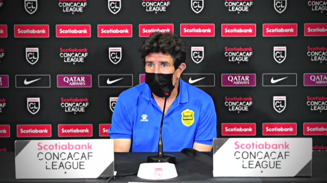 Héctor Vargas anuncia el plan para rematar al Cartaginés y se rinde ante dos jugadores de Real España