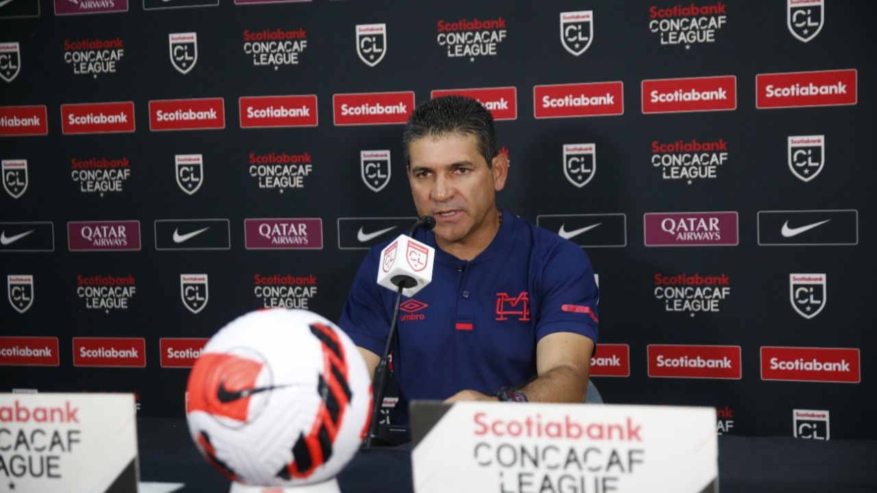 Técnico de Municipal explota contra la prensa tras derrota ante el Olimpia