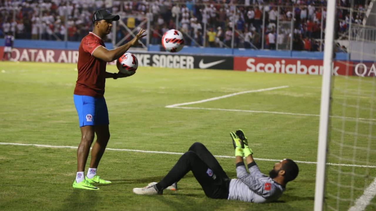 El gran gesto de la afición del Olimpia con Donis Escober previo al juego ante Municipal en el Nacional