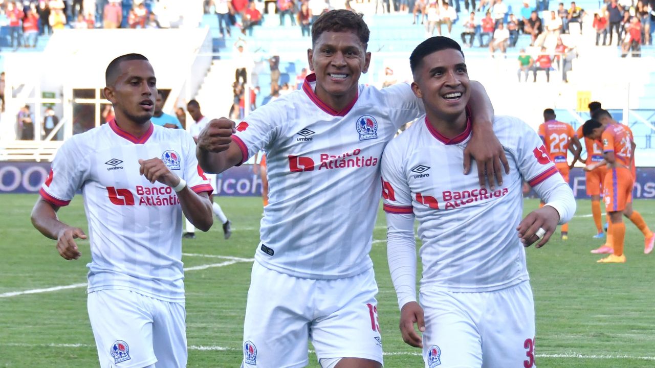 Olimpia se aferra al liderato y con dos golazos vence a Lobos UPN antes del clásico