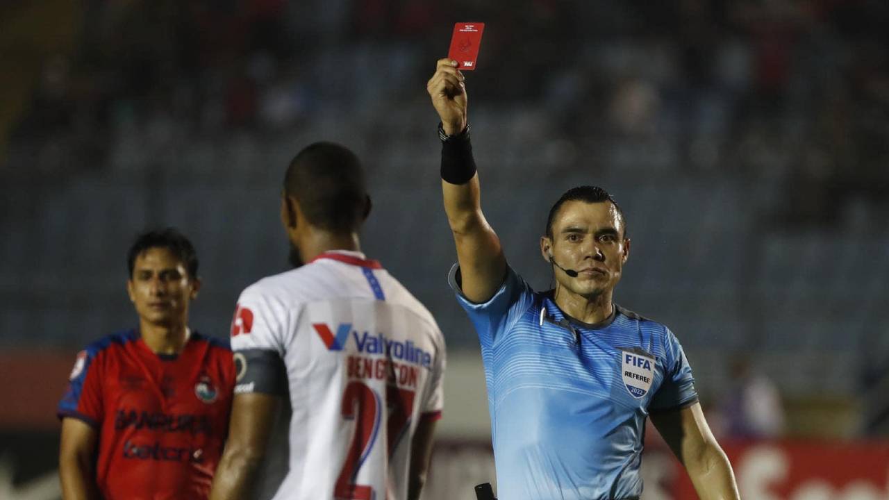 Lo que no sabías de Marco Ortiz, el árbitro mexicano que expulsó a Jerry Bengtson y Boniek García en el Municipal vs Olimpia