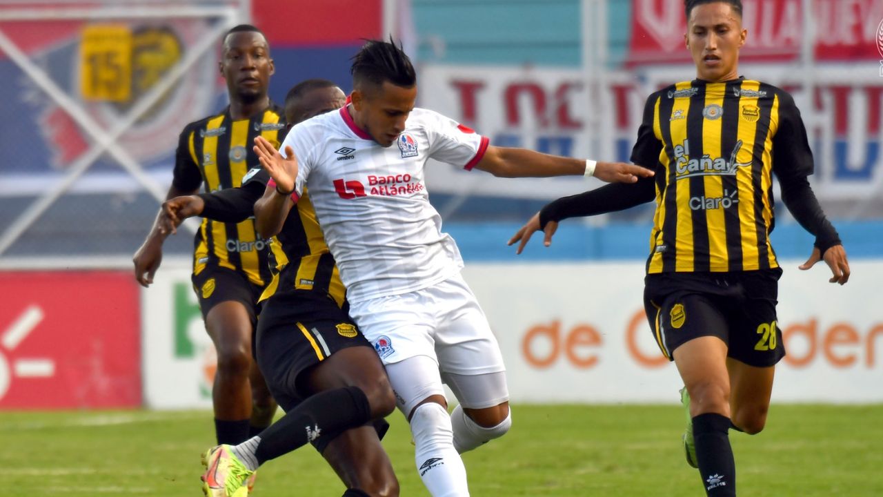 ¡Un clásico bravo! Olimpia tropieza ante Real España con un golazo de Yeison Mejía