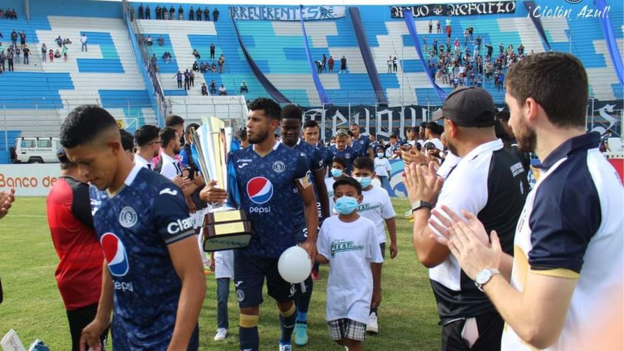 Jugadores del Honduras Progreso recibieron con pasillo al campeón Motagua