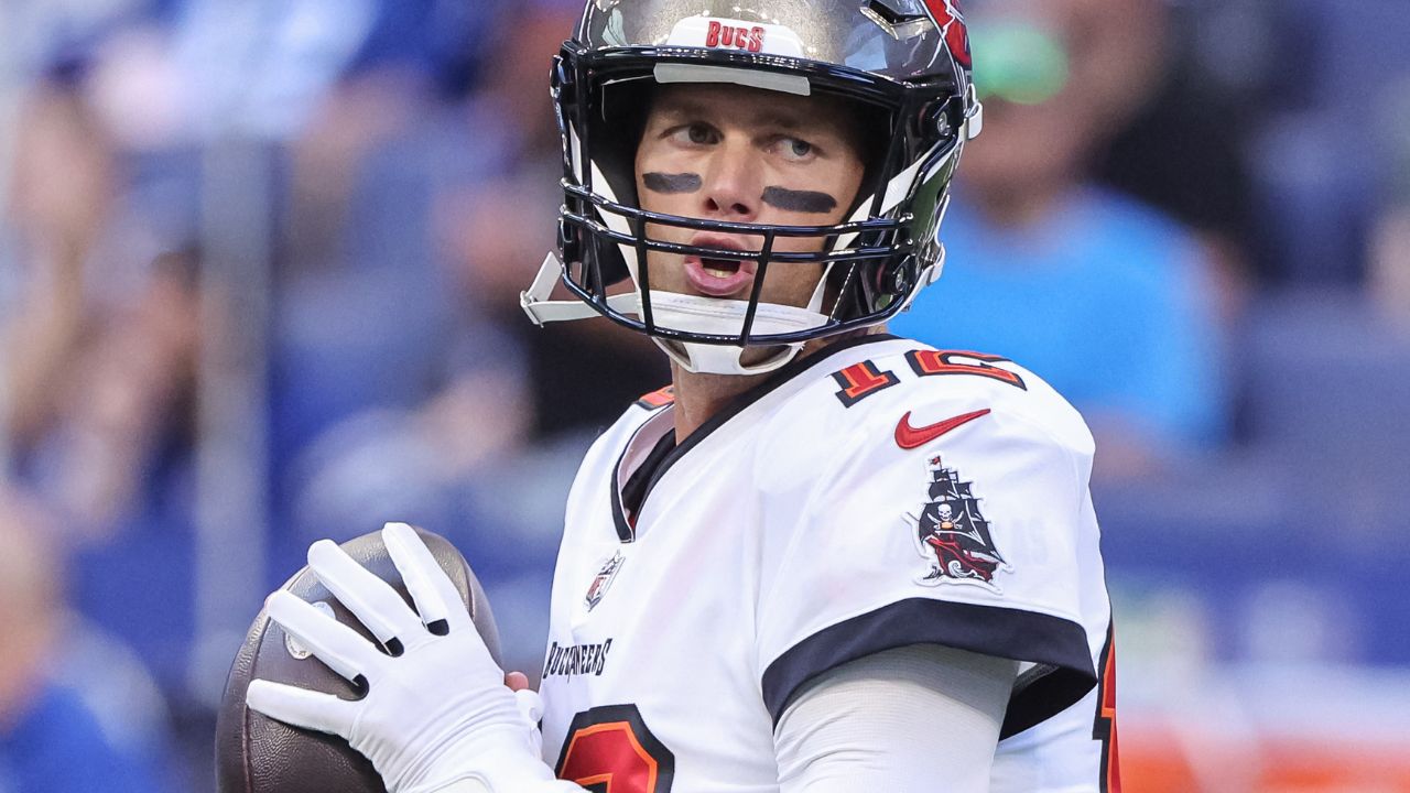 El quarterback Tom Brady recibe reconocimiento de parte de sus compañeros de la NFL