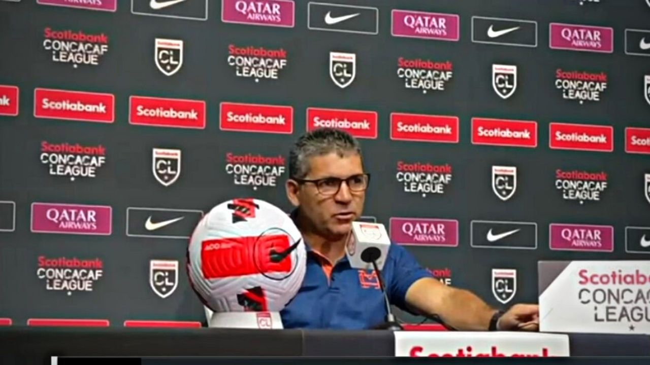 Técnico de Municipal estalla en conferencia tras ser consultado por el arbitraje ante Olimpia