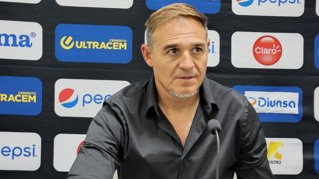 Tota Medina reacciona ante los silbidos de la afición del Motagua tras el empate ante Vida