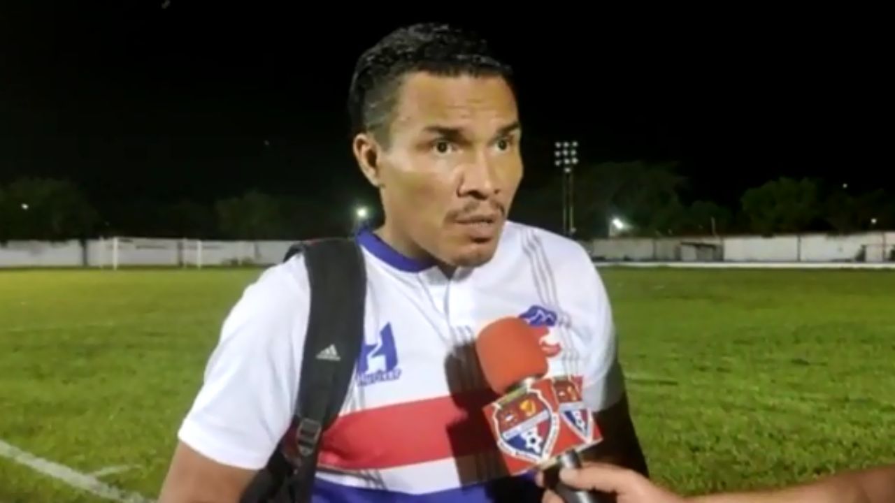Rambo de León explota e insulta a los árbitros del fútbol hondureño