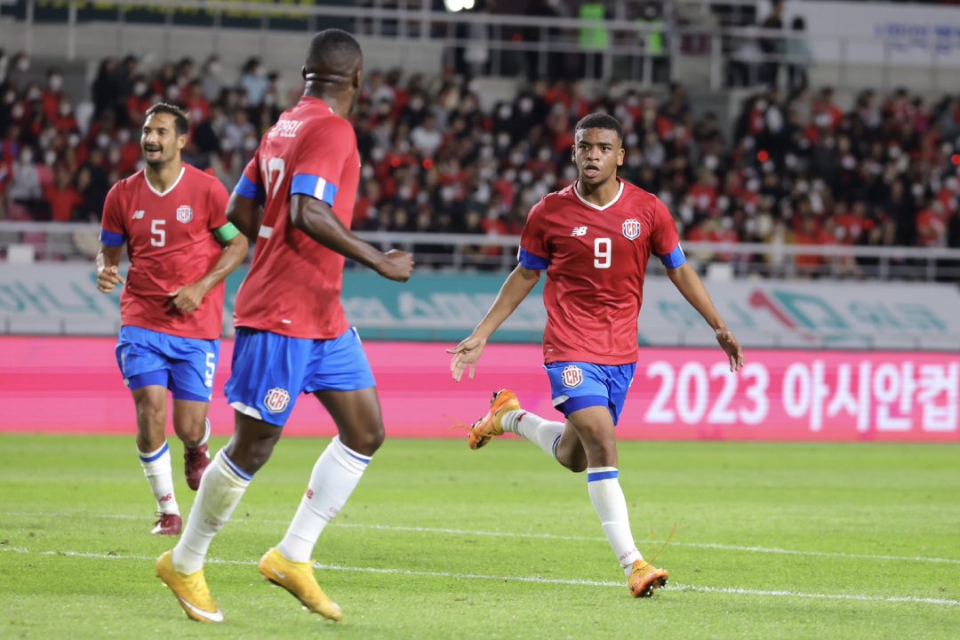 Costa Rica aprieta a Corea del Sur en empate con doblete de un futbolista de 18 años