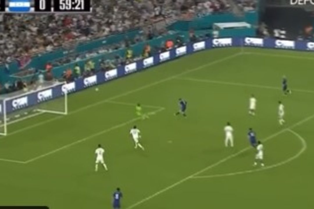La espectacular doble atajada de 'Buba' López ante Argentina para evitar el gol de Julián Álvarez