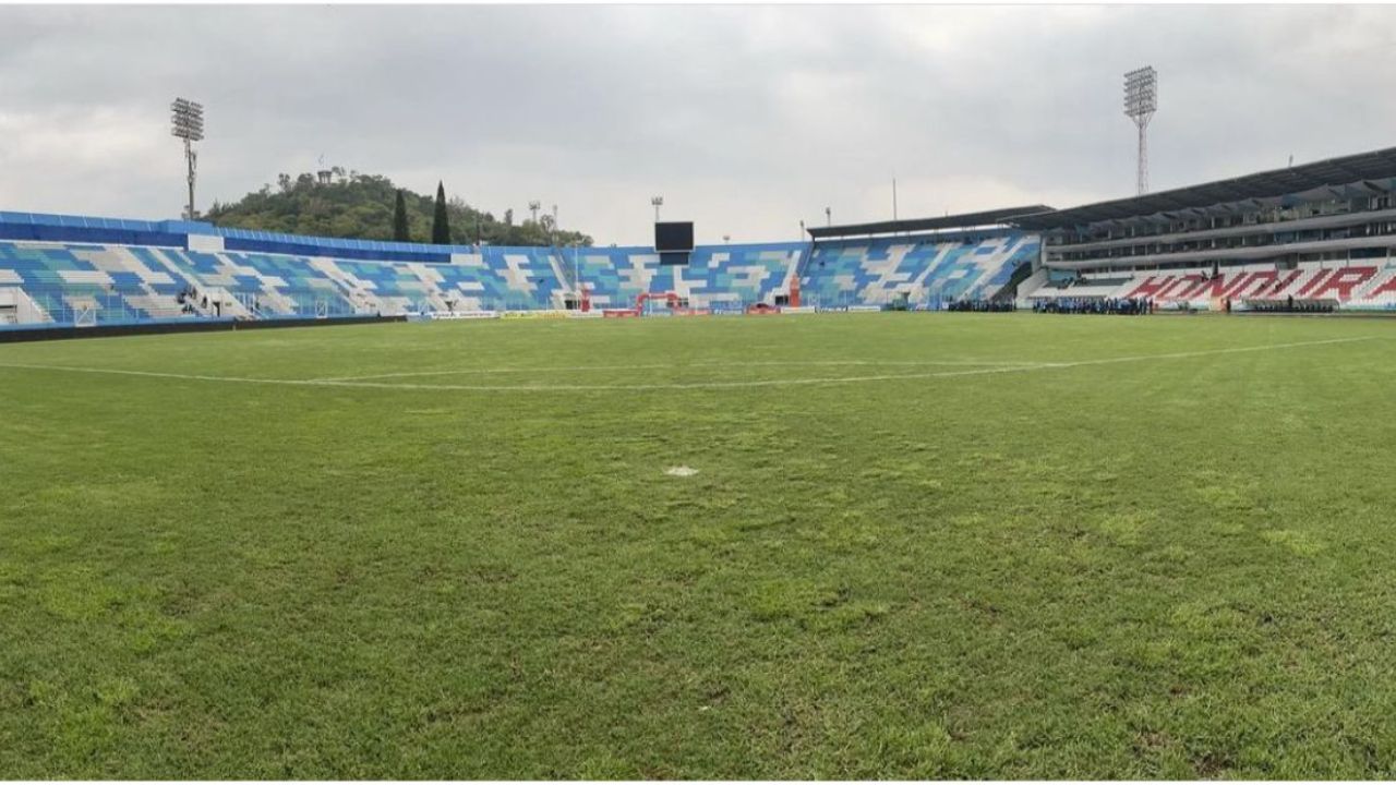 Así se encuentra la cancha del estadio Nacional Chelato Uclés para el clásico entre Motagua y Olimpia