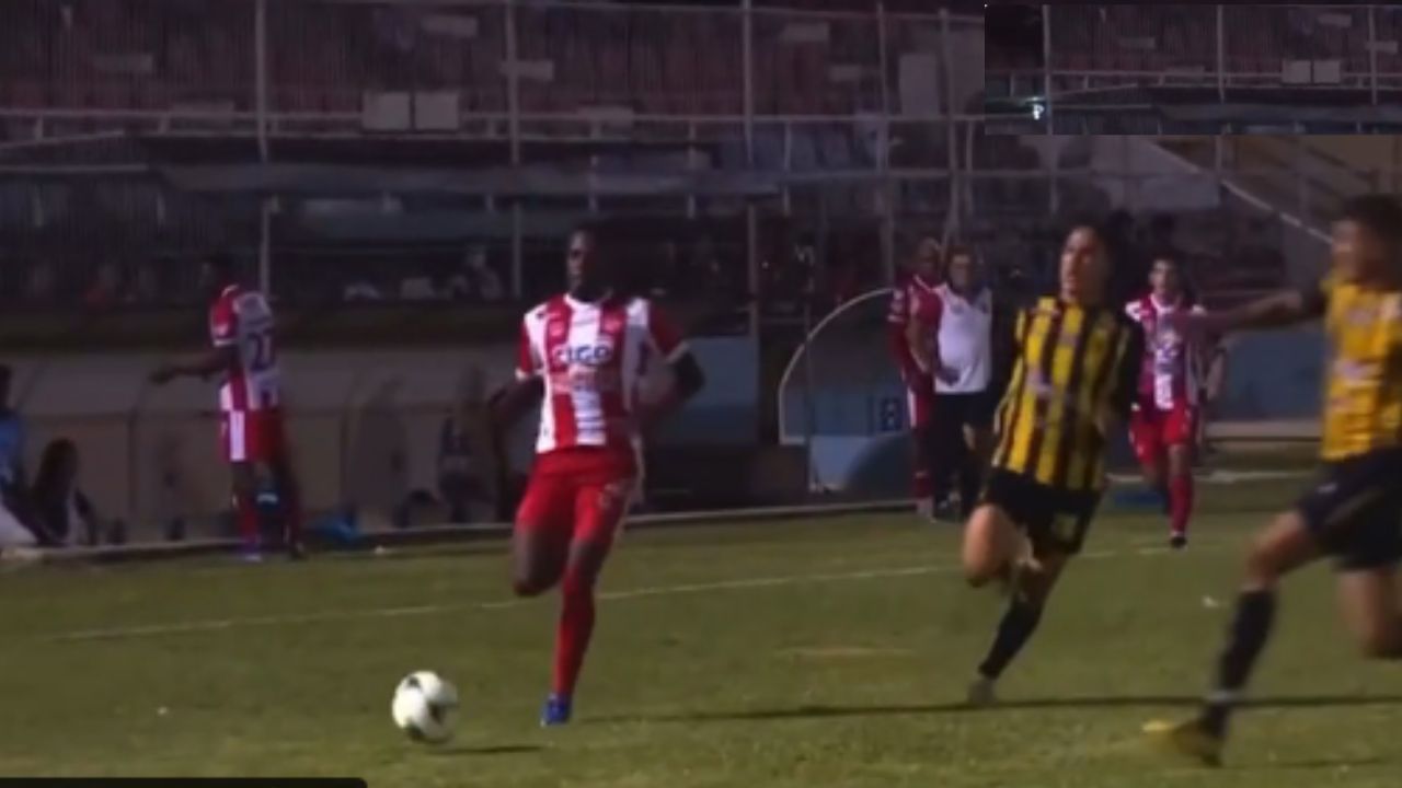 Jugador del Vida se queja del arbitraje compartiendo jugada en donde casi 'lo quiebran'