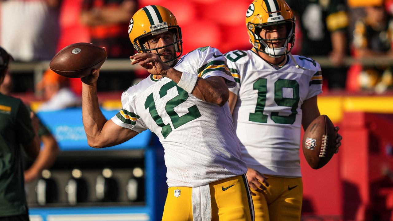 El quarterback Aaron Rodgers tras la leyenda de los históricos Manning y Favre en la NFL