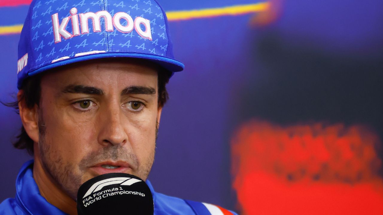 El piloto español Fernando Alonso se disculpa públicamente con Lewis Hamilton