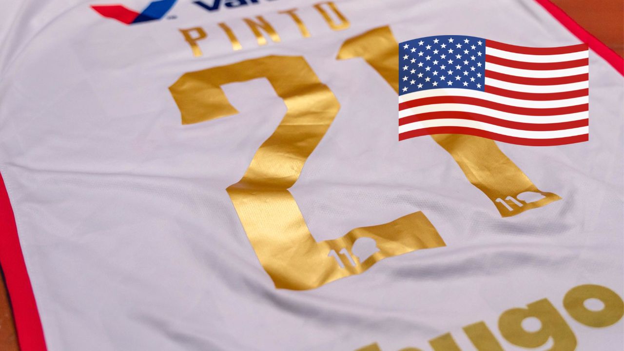 Estadounidenses presumen la camisa del Olimpia en una de sus tiendas
