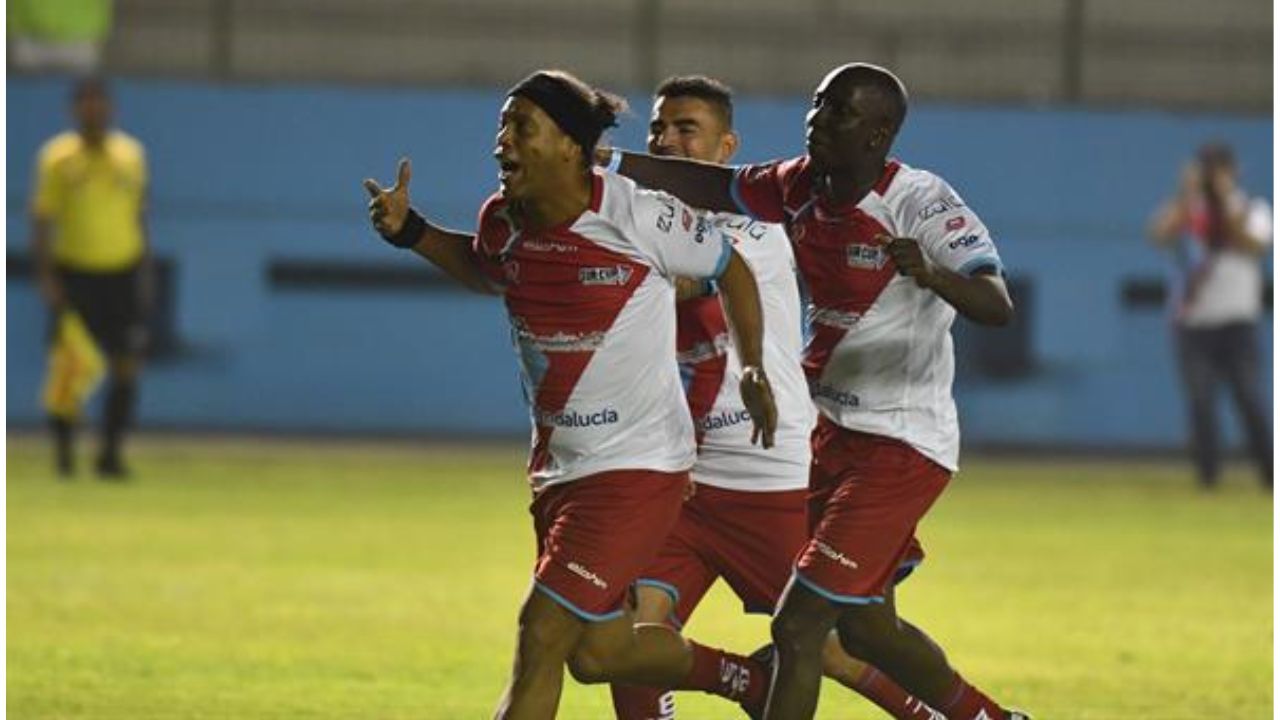 Ronaldinho Gaúcho regresó a los terrenos de juego en Ecuador