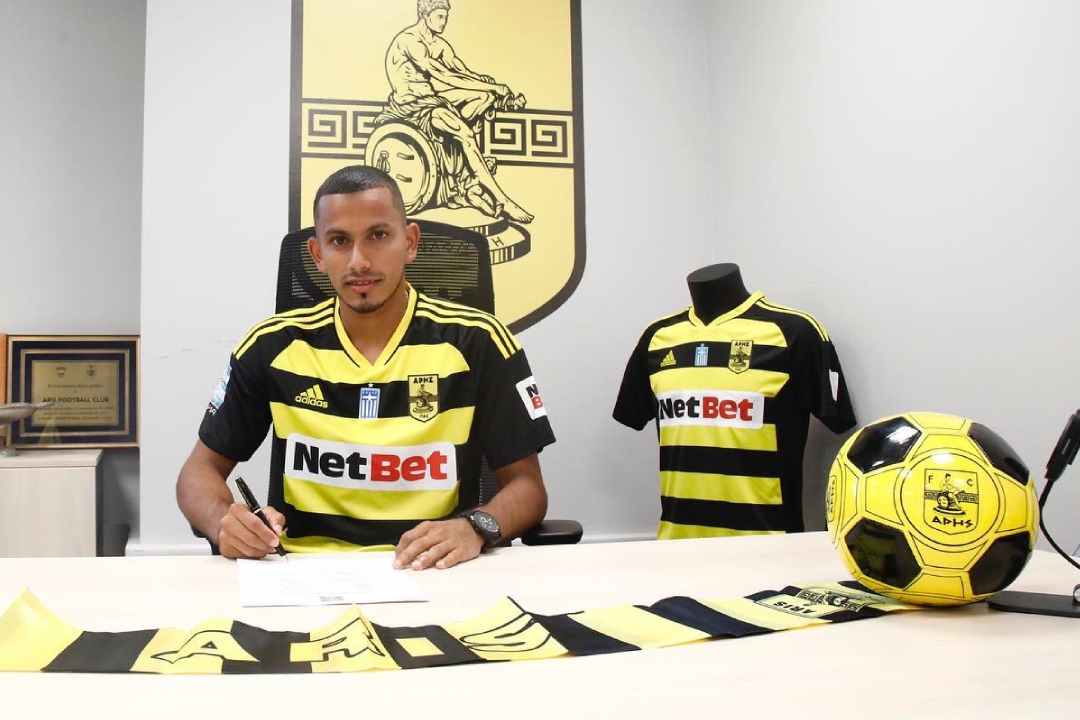 Edwin Rodríguez aterrizó en Grecia: regaló autógrafos y estampó su firma con el Aris Salónica