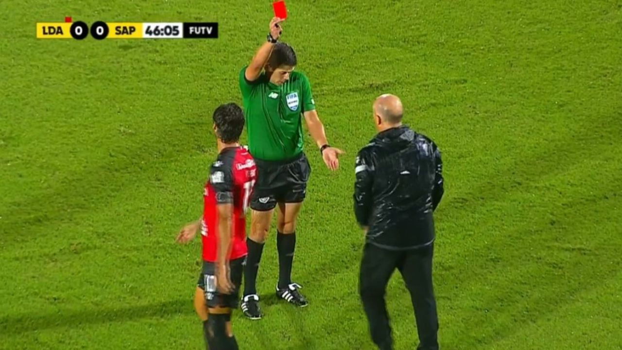 Fabián Coito salió expulsado tras llamar 'ladrón' al árbitro en el clásico costarricense
