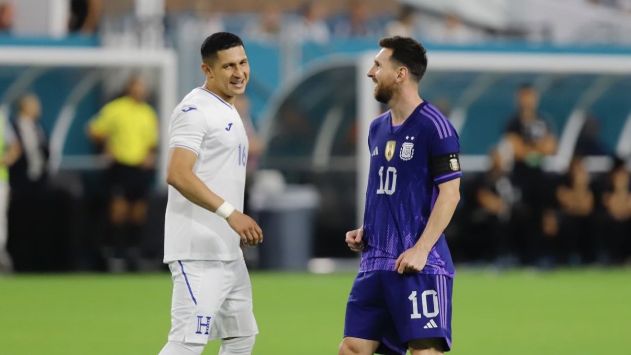 Héctor Castellanos revela lo que dijo Lionel Messi tras intercambiar su camiseta