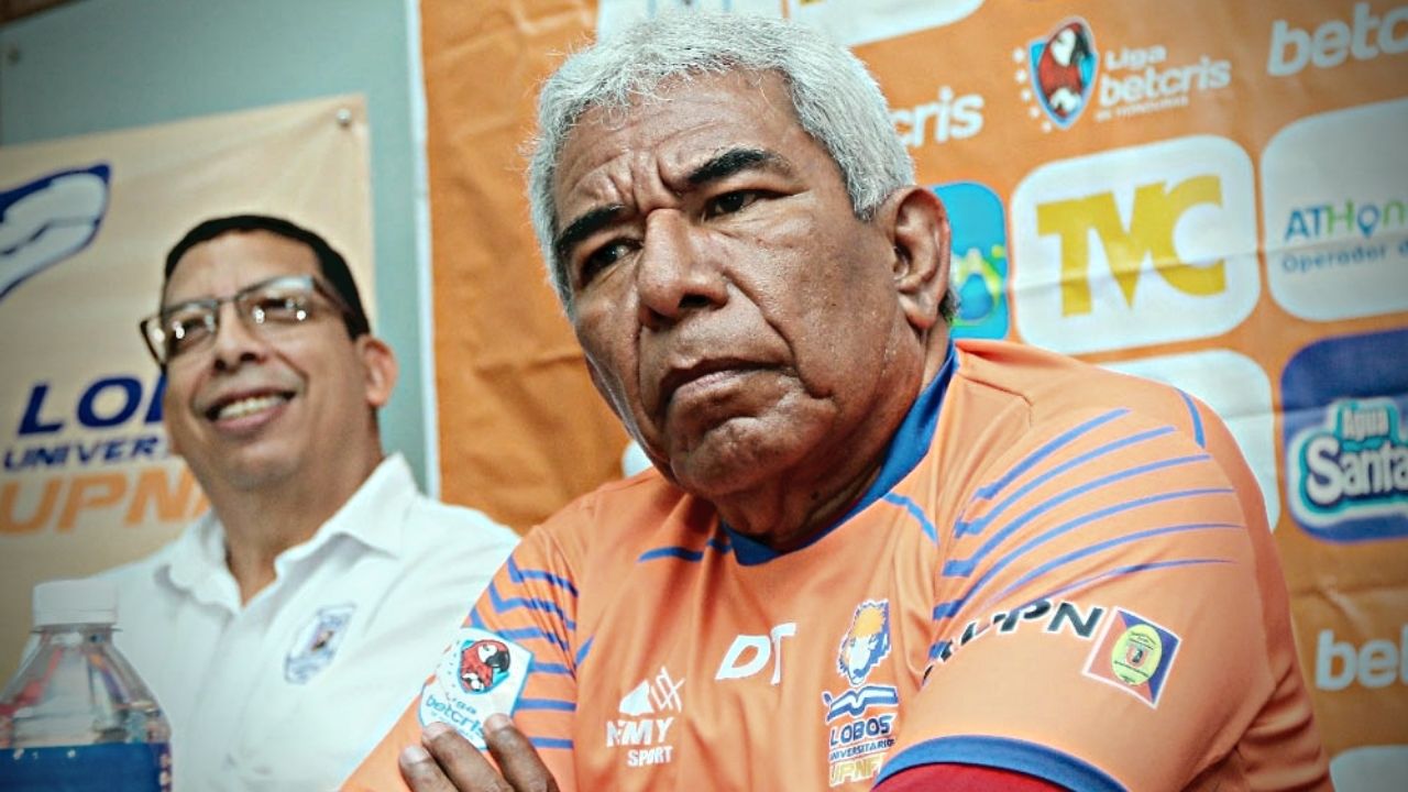 La decisión de Lobos UPN con Héctor Castellón tras perder su quinto juego al hilo