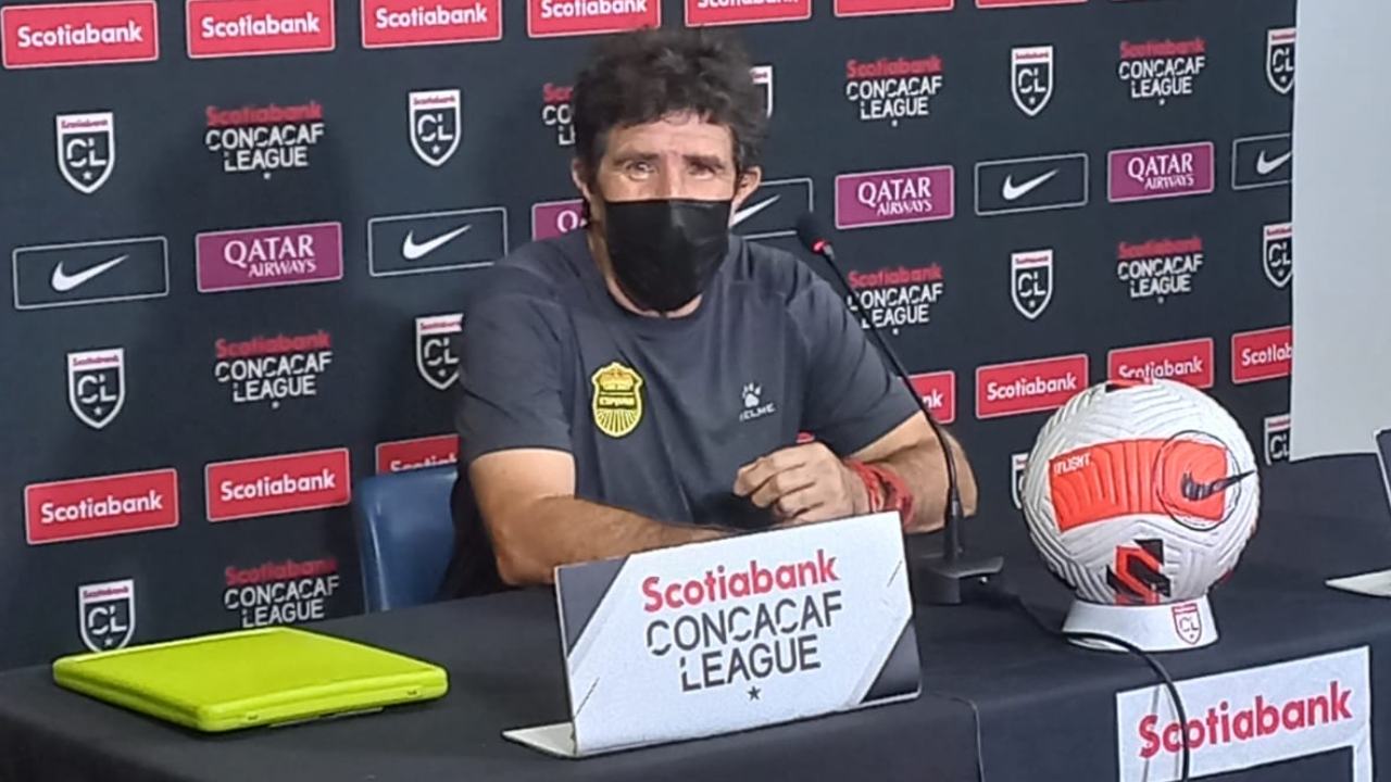 Héctor Vargas toma con seriedad la llave ante Herediano y aclara polémica con Hernán Medford