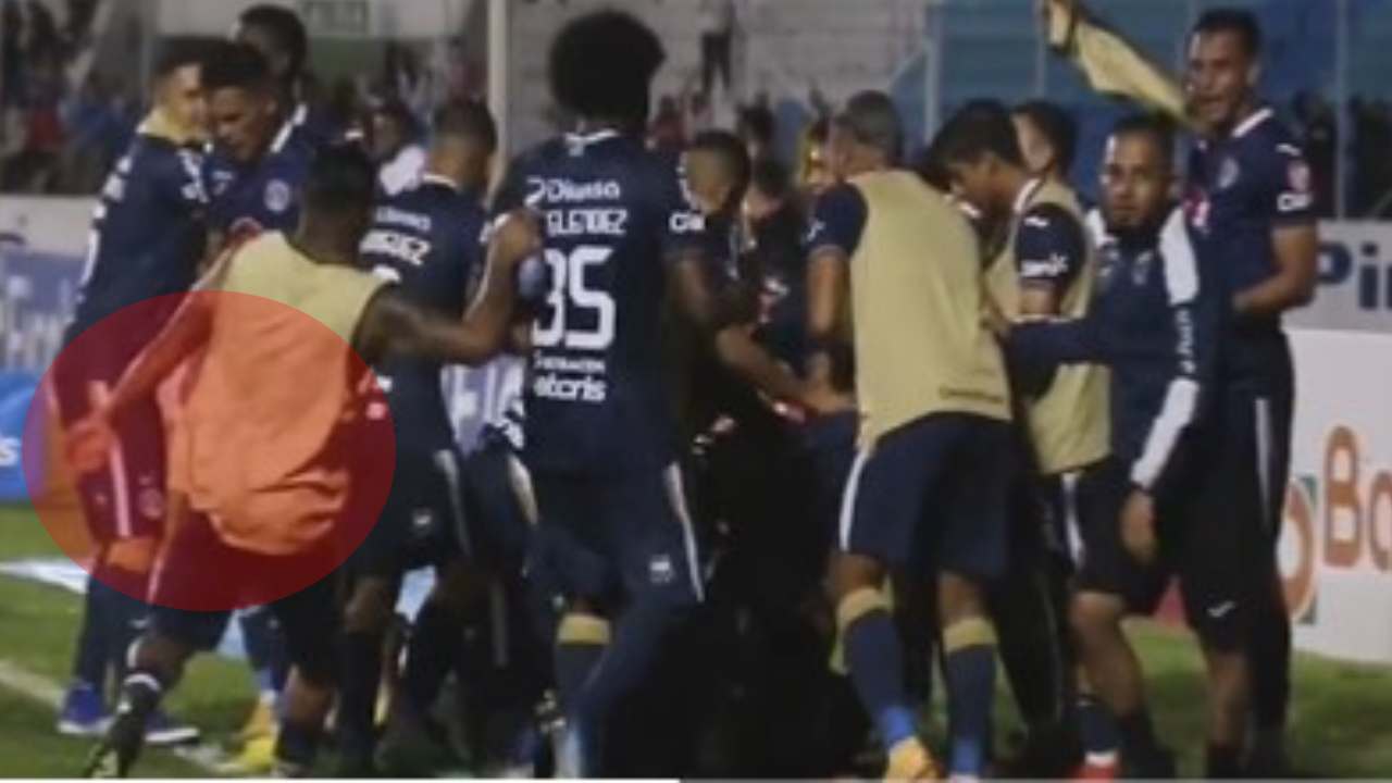El 'cariñito' de Iván López contra un compañero que no le gustó a Juan Delgado en la celebración del gol de Motagua ante Olimpia