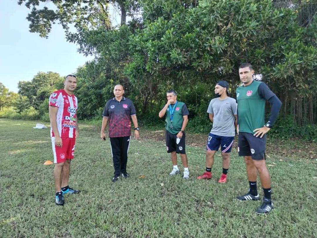 Gullit Peña se presenta a su primer entreno con el Vida: ¿Cuándo sería su debut en la Liga Nacional?