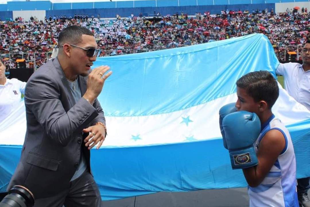Teófimo López: el show boxeando con niños y su mensaje para Honduras en los desfiles patrios