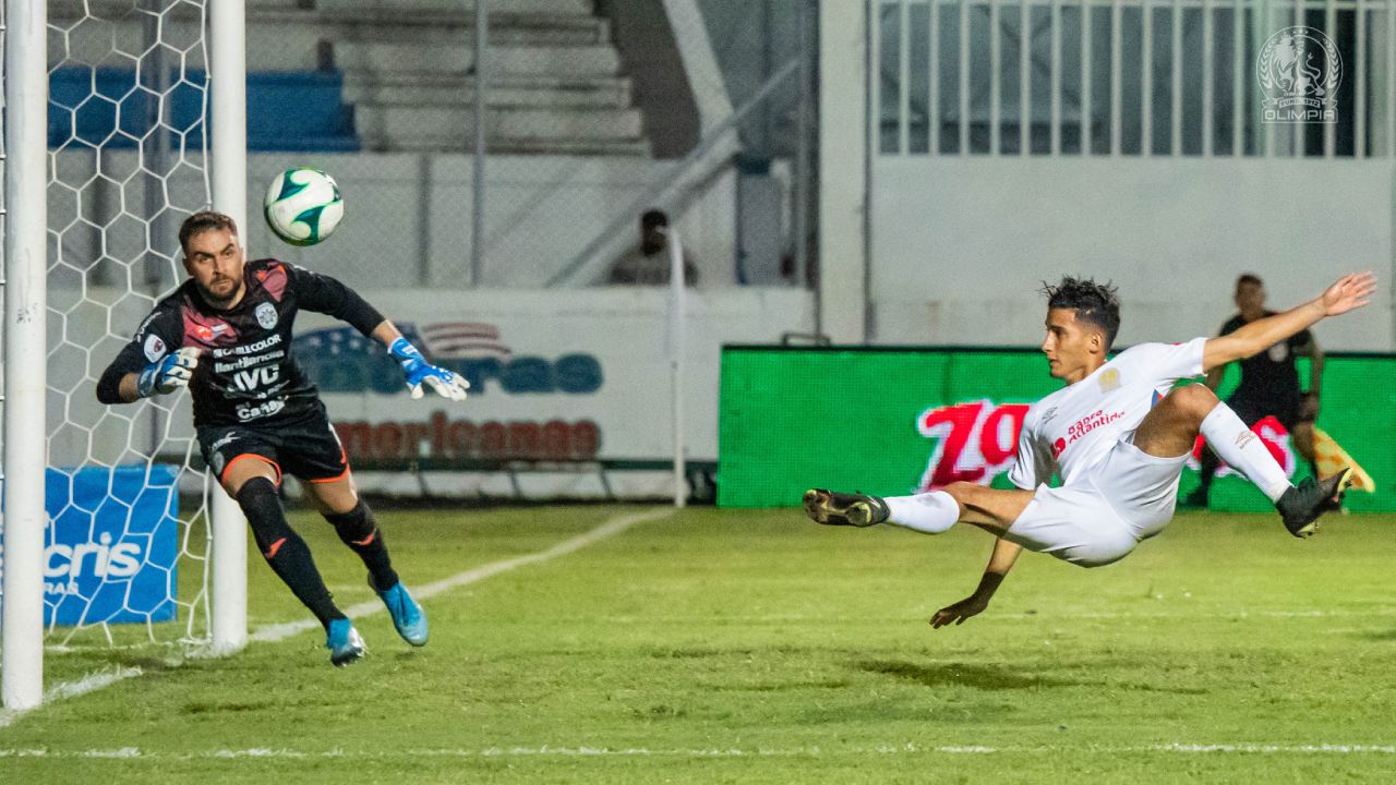 ¡Espectacular! El golazo acrobático de José Mario Pinto en el Olimpia vs Marathón