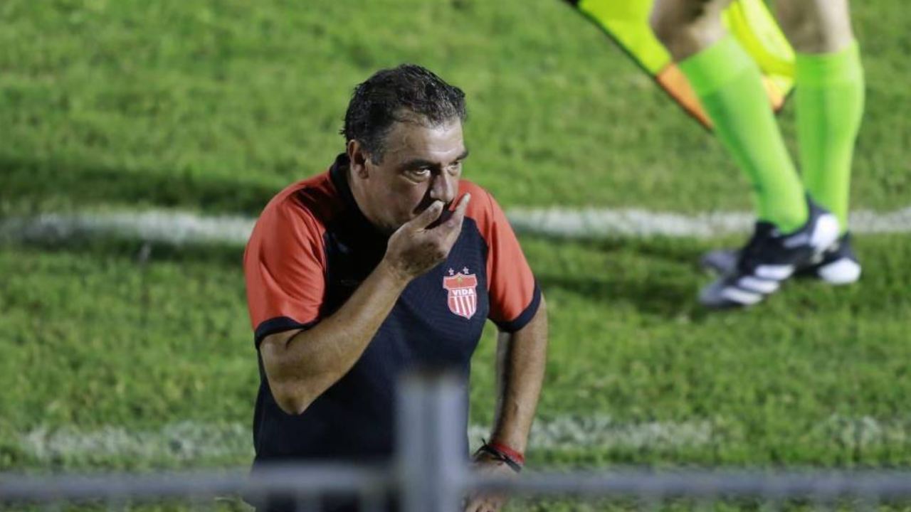 Afición del Vida pide la salida del Fernando Mira tras derrota ante Motagua